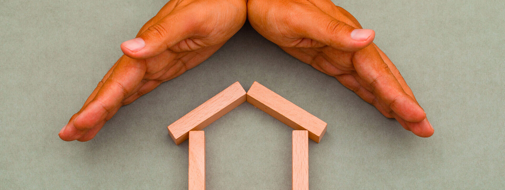 Une maison et des mains