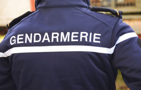 Image d'un gendarme de dos